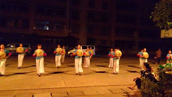 中国含小北创意广场舞